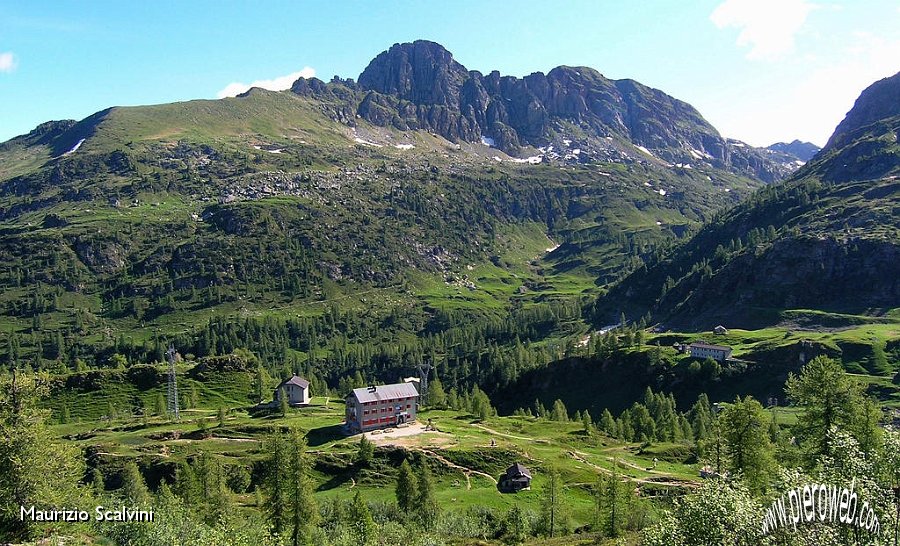 22 Lo scenario del rifugio.JPG